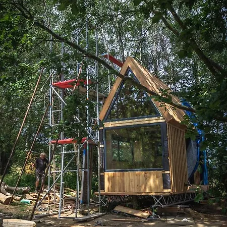 Attic, Tipi & Treehouse In Gorgeous Natural Area Chata