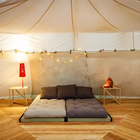 Attic, Tipi & Treehouse In Gorgeous Natural Area Chata