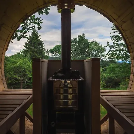 Chata Attic, Tipi & Treehouse In Gorgeous Natural Area