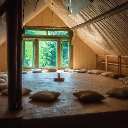 Attic, Tipi & Treehouse In Gorgeous Natural Area Chata