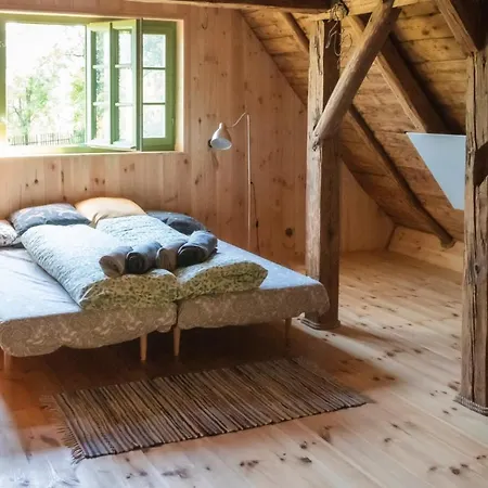 Chata Attic, Tipi & Treehouse In Gorgeous Natural Area